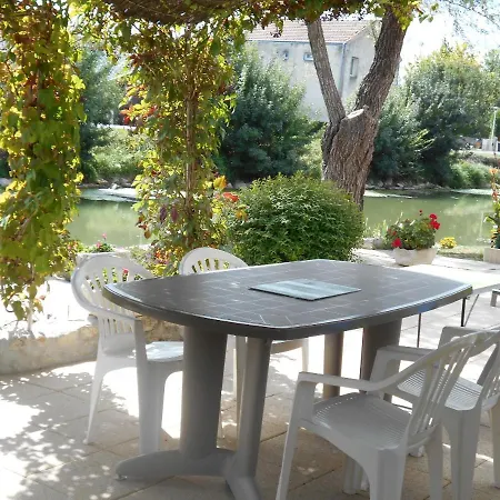 Σπίτι διακοπών Marais Poitevin Bord Riviere Peche ,barque, Velos, Wifi, Linge, Cheminee, Cuisine, Terrain De Boules *