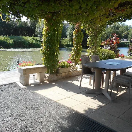 Σπίτι διακοπών Marais Poitevin Bord Riviere Peche ,barque, Velos, Wifi, Linge, Cheminee, Cuisine, Terrain De Boules La Taillee